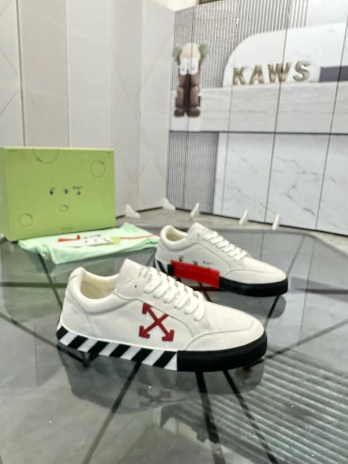 Selling men's shoes 💰: 💰P440¥ Product trademark: OFF WHITE * "OFF WHITE*" low-top casual shoes Regular size: 35-45 (can be customized to 46) Couple style Product materials: imported nubuck leather upper spliced ​​with original fabric, breathable lining, original outsole. No.: H203